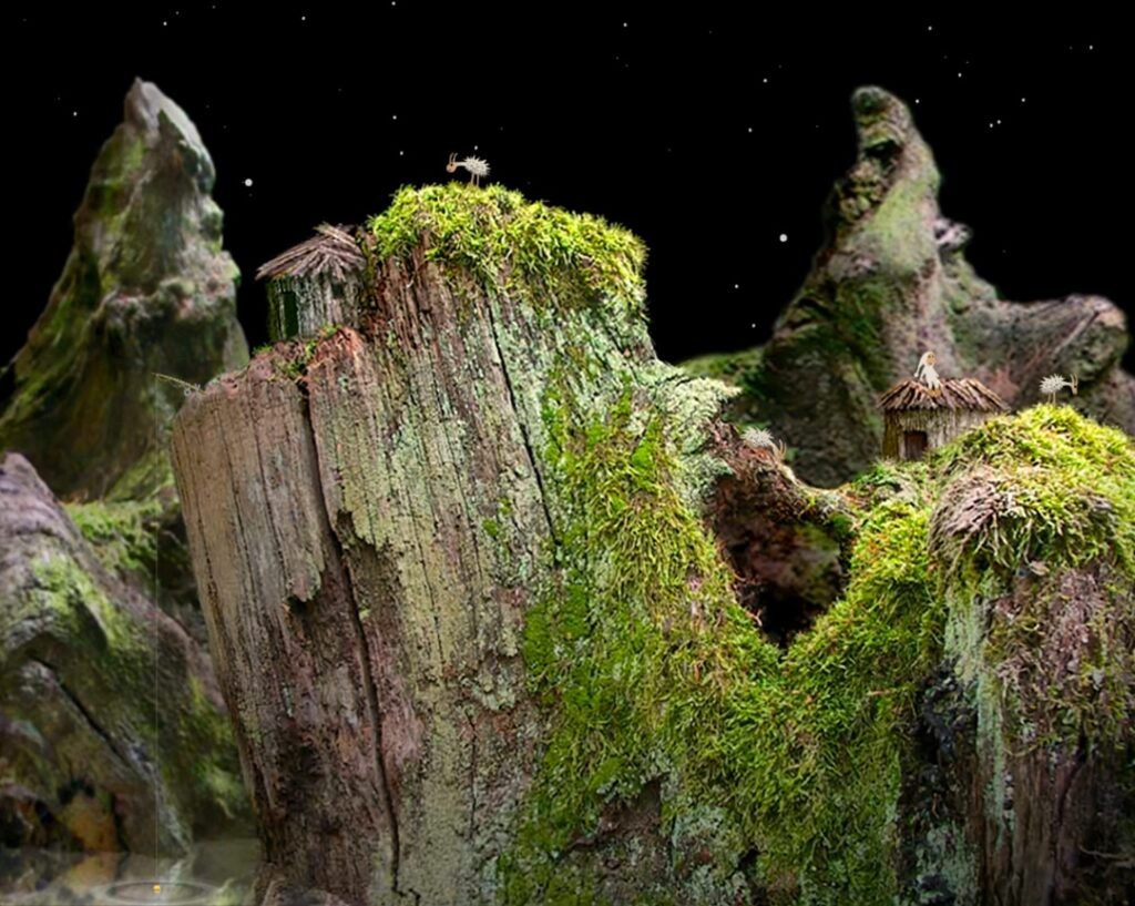 Samorost 1 oyunundan yosunlu ağaç kütüğü üzerinde minik canlılar ve saman evler, gece manzarası